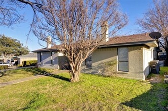 6815 W Cleburne Rd in Fort Worth, TX - Building Photo - Building Photo