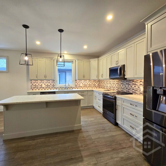 4-Bedroom House Available in Tillsonburg !! in Tillsonburg, ON - Building Photo - Building Photo