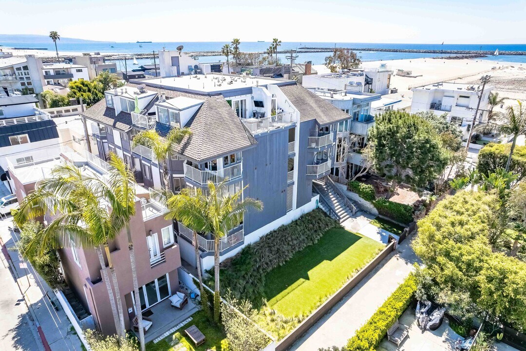 24 E Westwind St in Marina Del Rey, CA - Foto de edificio