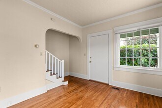 6111 SE Center St in Portland, OR - Building Photo - Building Photo