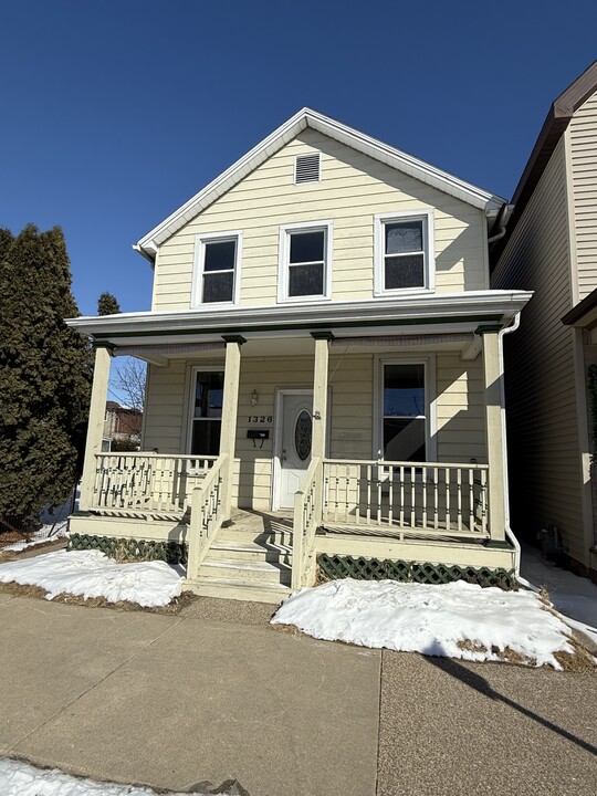 1326 Elm St in Dubuque, IA - Building Photo