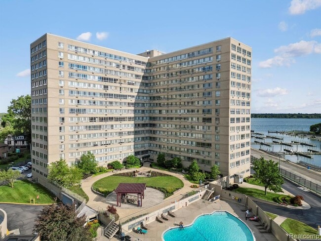 8900 E Jefferson Ave in Detroit, MI - Building Photo - Building Photo