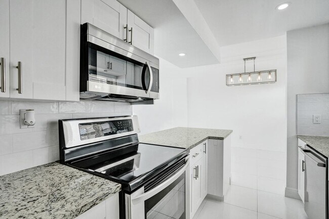 801 S Federal Hwy, Unit 906 in Pompano Beach, FL - Building Photo - Building Photo