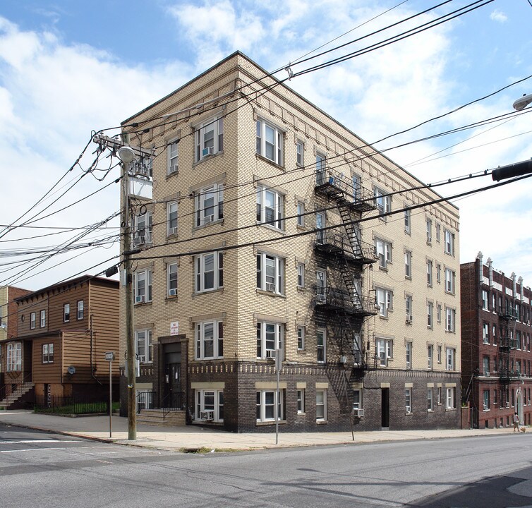 228 Hancock Ave in Jersey City, NJ - Building Photo