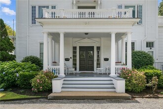 718 Bellevue Ave in Newport, RI - Building Photo - Building Photo