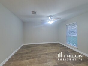 12623 Ellenville Dr in Houston, TX - Foto de edificio - Building Photo