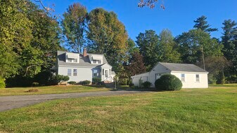 517 Salmon Falls Rd in Rochester, NH - Building Photo