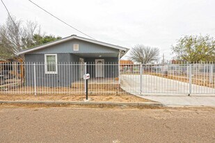 2004 Garza St in Laredo, TX - Building Photo