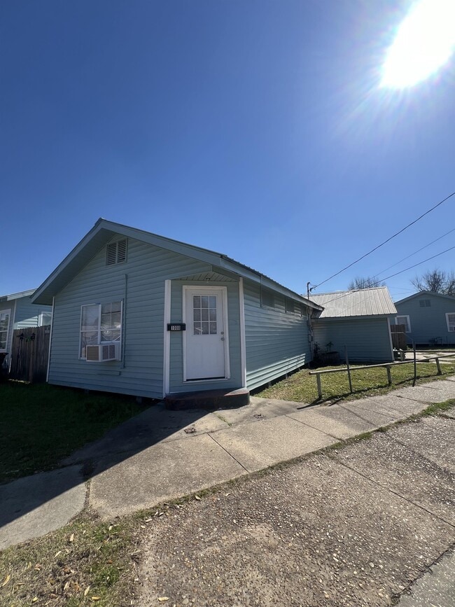 property at 1000 E Simcoe St