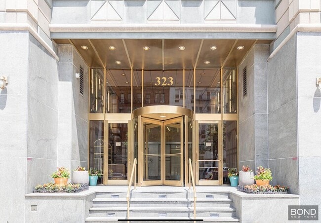323 W 96th St in New York, NY - Building Photo - Building Photo