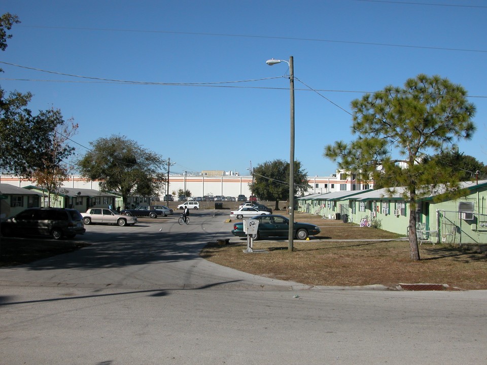 201 Kennedy Ct in Auburndale, FL - Foto de edificio