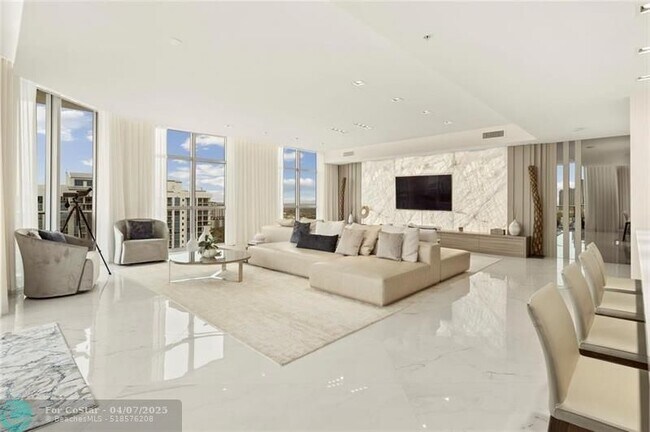 17301 Biscayne Blvd in North Miami Beach, FL - Foto de edificio - Building Photo
