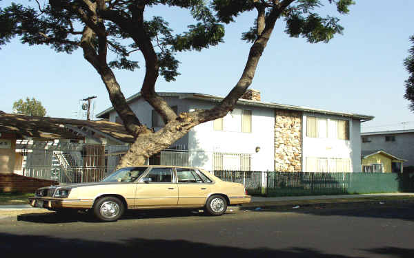 33 W Bort St in Long Beach, CA - Foto de edificio