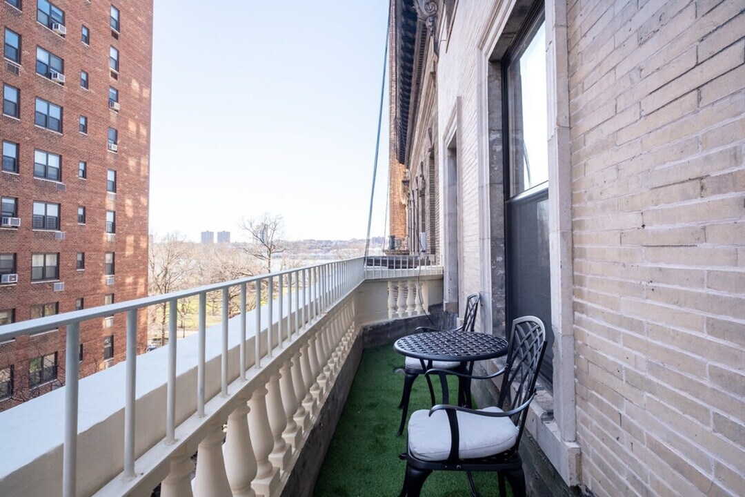 317 W 74th St in New York, NY - Building Photo