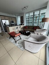 1111 SW 1st Ave in Miami, FL - Building Photo - Building Photo