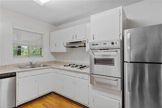 11 Peachtree Hills Ave NE in Atlanta, GA - Building Photo - Building Photo