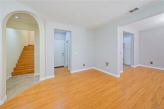 138 S Hidden Path in Anaheim, CA - Foto de edificio - Building Photo