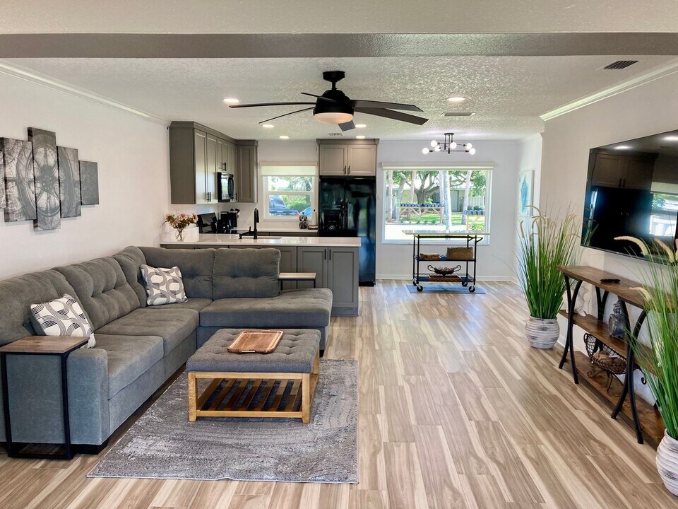 11281 W Bayshore Dr in Crystal River, FL - Building Photo