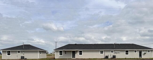 W. I-30 in Cumby, TX - Foto de edificio - Building Photo