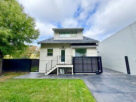 3552-3556-3556 NE Sandy Blvd in Portland, OR - Building Photo