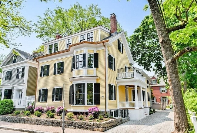 11 Hilliard St, Unit 1