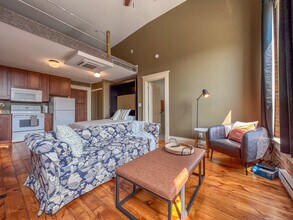 1175 Iowa St, Unit 2 in Dubuque, IA - Building Photo - Building Photo