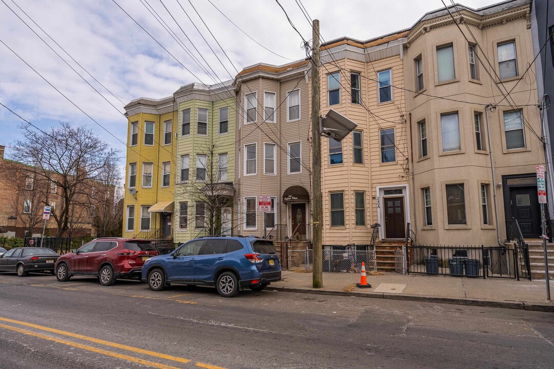 242 Palisade Ave in Jersey City, NJ - Building Photo