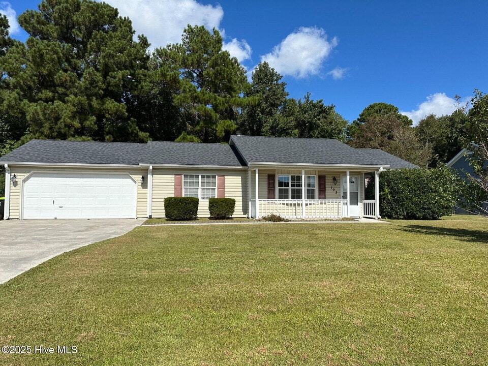 125 Glenwood Dr in Hubert, NC - Foto de edificio