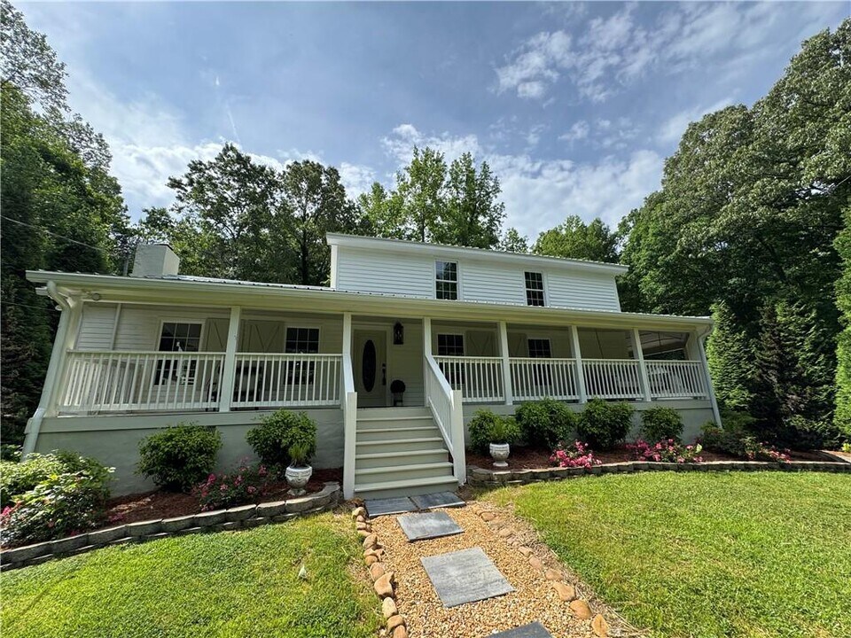 12485 Reinhardt College Pkwy in Waleska, GA - Building Photo