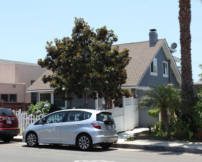 437 Cypress Dr in Laguna Beach, CA - Foto de edificio - Building Photo