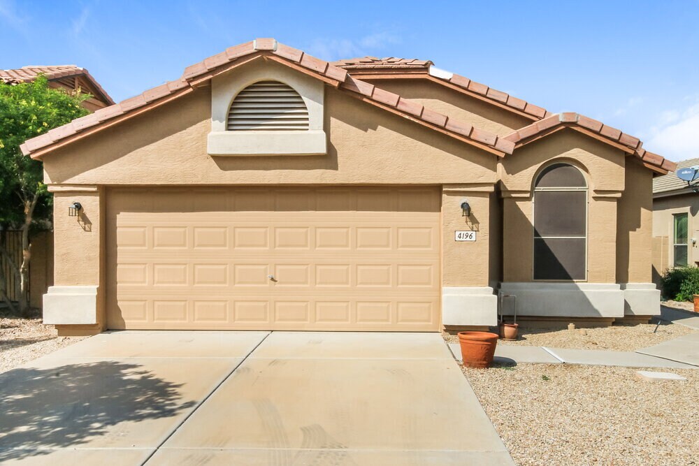 4196 E Coal St in Queen Creek, AZ - Foto de edificio