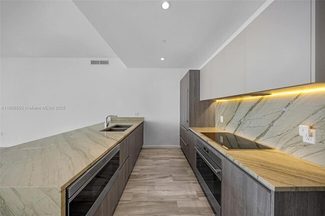 801 S Miami Ave, Unit 5204 in Miami, FL - Building Photo - Building Photo