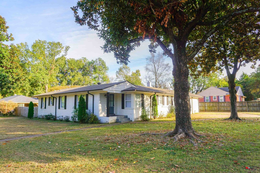 90 N Mendenhall Rd in Memphis, TN - Building Photo