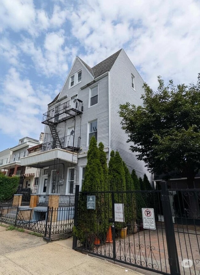 10 Sherman Pl in Jersey City, NJ - Building Photo - Building Photo