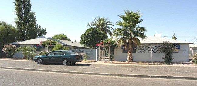 Hazelwood Apartments in Phoenix, AZ - Building Photo - Building Photo