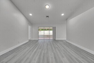 13048 Meadowbreeze Dr in Wellington, FL - Foto de edificio - Building Photo