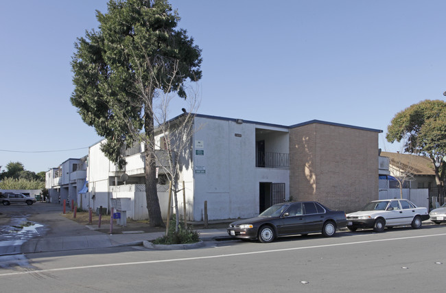 1660-1670 Bay Rd in East Palo Alto, CA - Building Photo - Building Photo