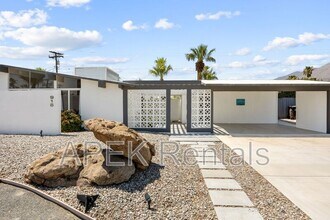 915 E Racquet Club Rd in Palm Springs, CA - Building Photo - Building Photo