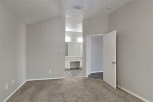 10439 Lazy Meadows Dr in Houston, TX - Building Photo