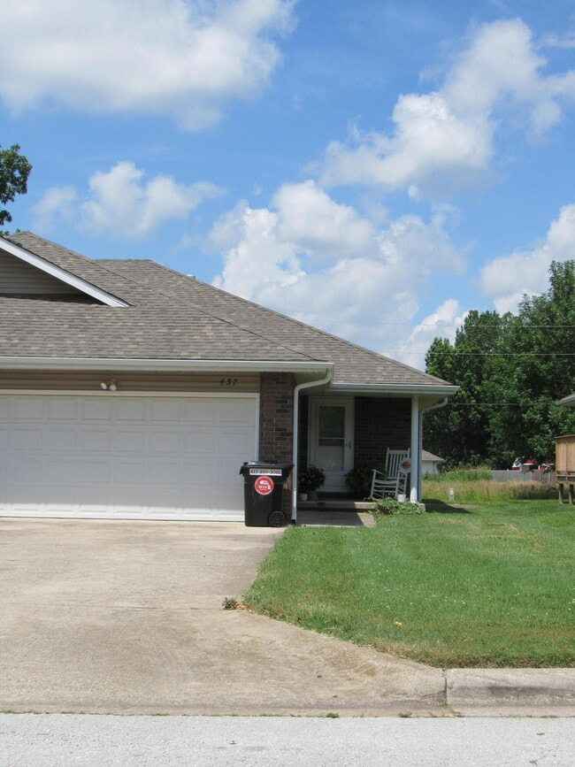 457 Haymes Ct in Marshfield, MO - Foto de edificio - Building Photo
