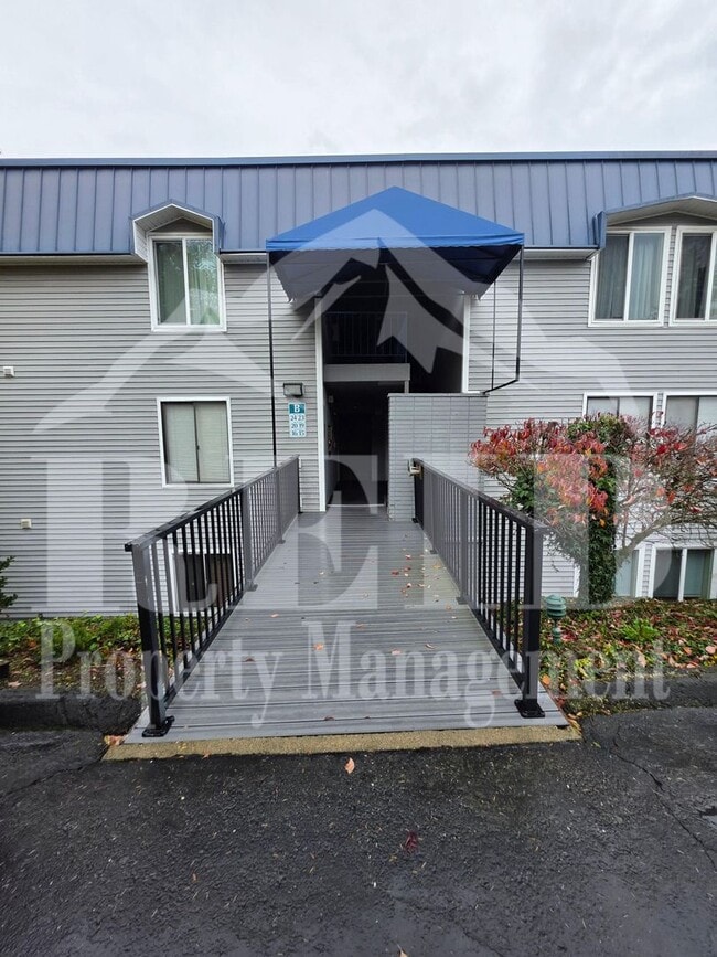 property at 924 Shorewood Dr