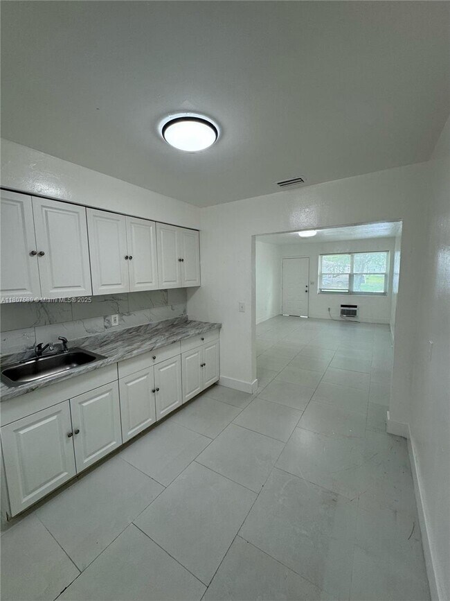 1400 NW 95th St in Miami, FL - Building Photo - Building Photo