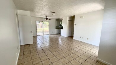 772 NW Virginia St in Port St. Lucie, FL - Foto de edificio - Building Photo