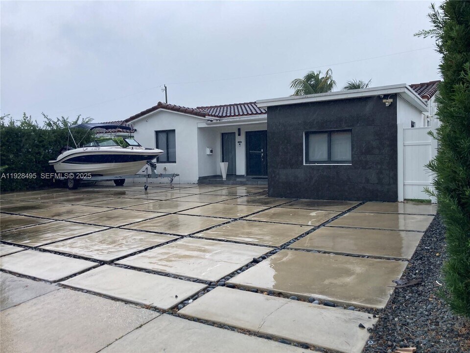 7524 Mutiny Ave in North Bay Village, FL - Building Photo