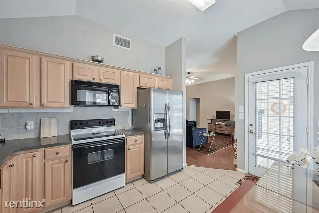 1303 Hidden Oaks Dr in Mansfield, TX - Building Photo