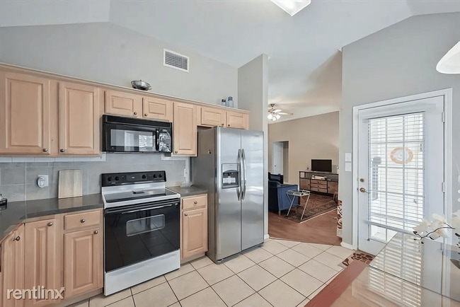 1303 Hidden Oaks Dr