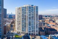 Lake Park Plaza in Chicago, IL - Building Photo - Building Photo