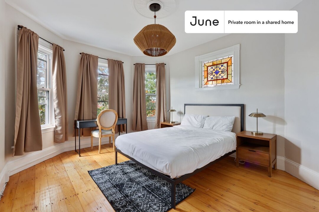Private bedroom in 4 bed/1 bath Home in Boston, MA - Building Photo