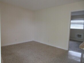 1122 N H St, Unit 16 in Lake Worth Beach, FL - Building Photo - Building Photo