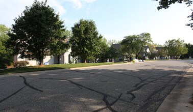 Roeland Court in Mission, KS - Foto de edificio - Building Photo